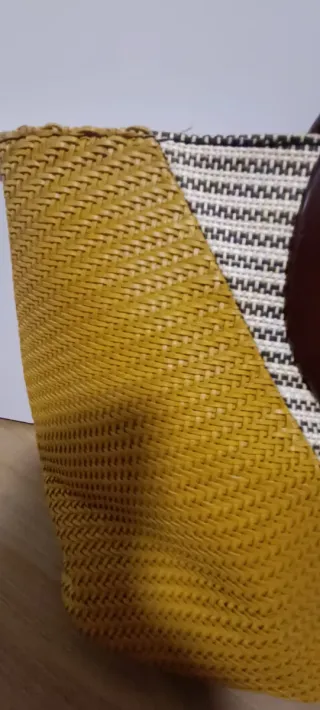 Bolso de rafia con asas de madera