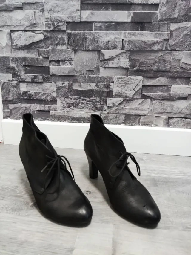 Botines de tacón fino negros