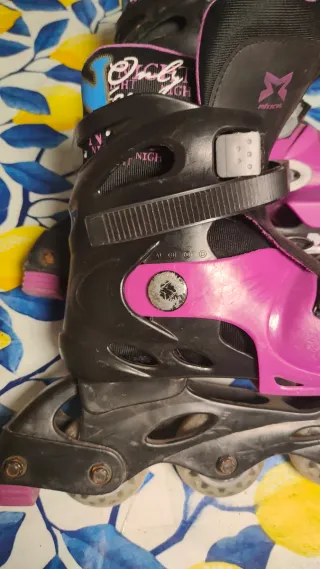 Patines en línea rosas y negros