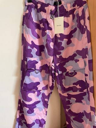 Pantalones Bershka camuflaje morado y rosa