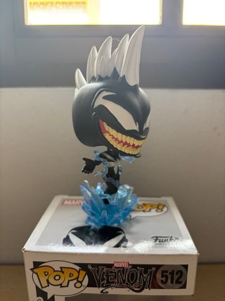 Funko Pop Venom con base azul