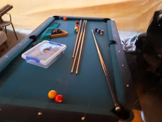 Mesa de billar con accesorios