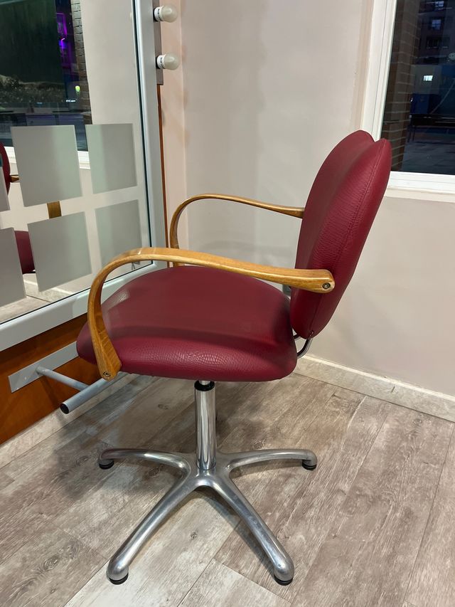 8 Poltrone da parrucchiere (35€ ciascuna)