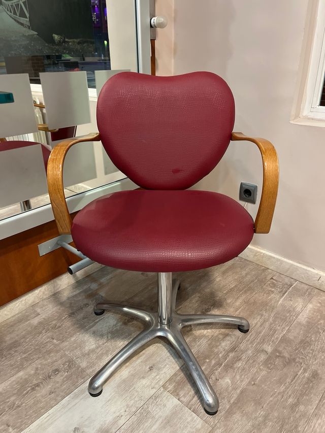 8 Poltrone da parrucchiere (35€ ciascuna)