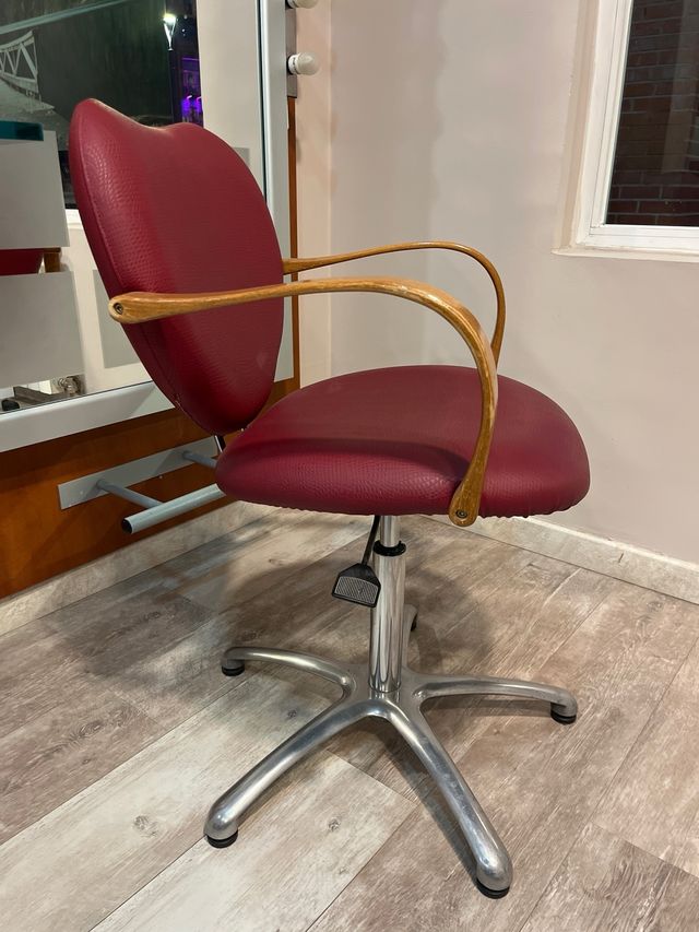 8 Poltrone da parrucchiere (35€ ciascuna)