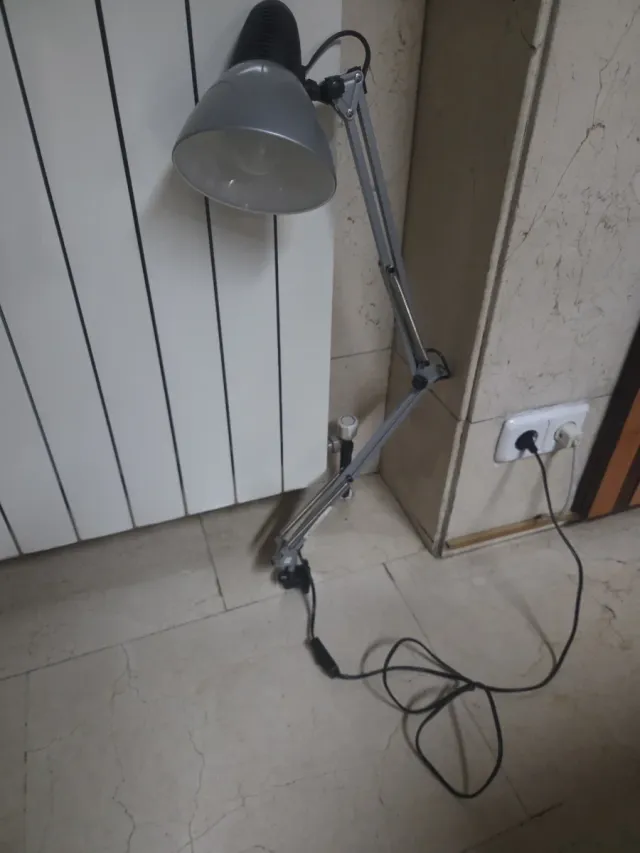 Lámpara de escritorio metálica plateada