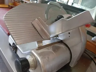 Affettatrice professionale in acciaio inox