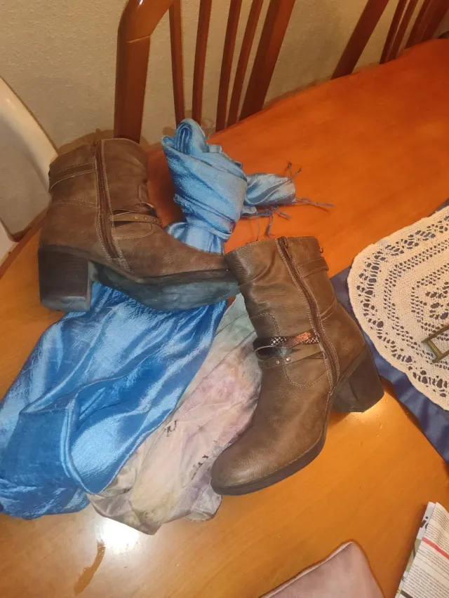 Botines de cuero con detalle metálico más regalo 