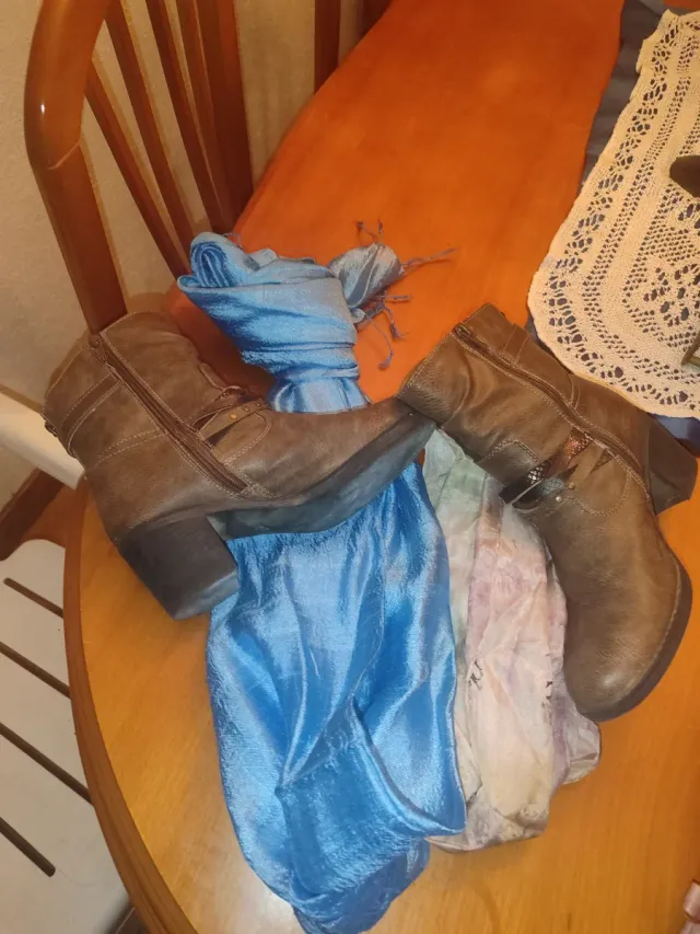 Botines de cuero con detalle metálico más regalo 