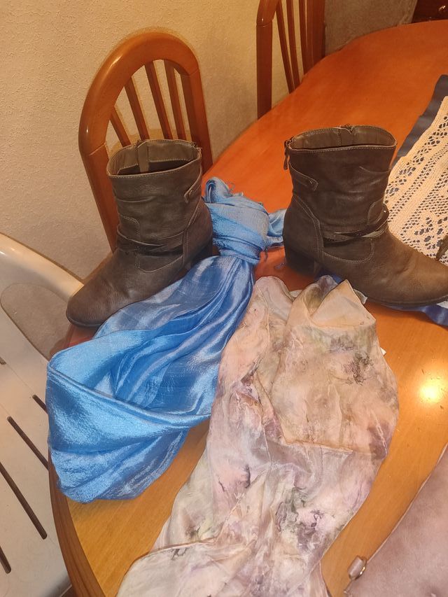 Botines de cuero con detalle metálico más regalo 