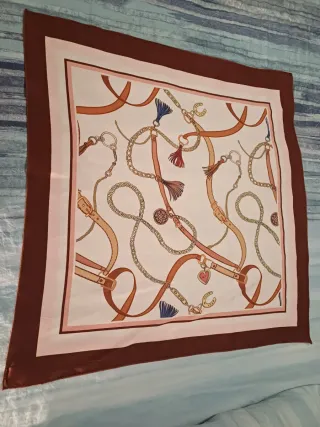 Foulard con catene e cuori