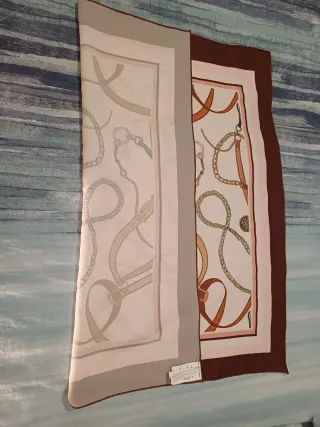 Foulard con catene e cuori