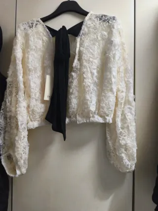 Blusa encaje blanca lazo negro talla única