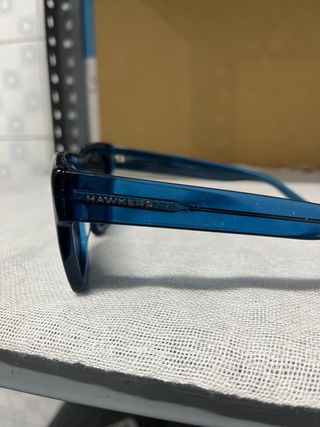 Gafas de sol azules y negras