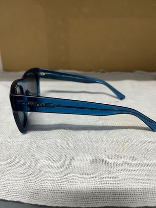 Gafas de sol azules y negras