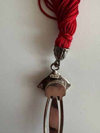 Segnalibro in argento con nappa rossa