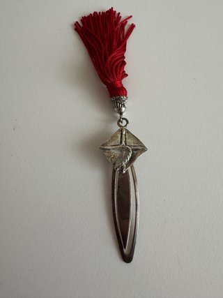 Segnalibro in argento con nappa rossa