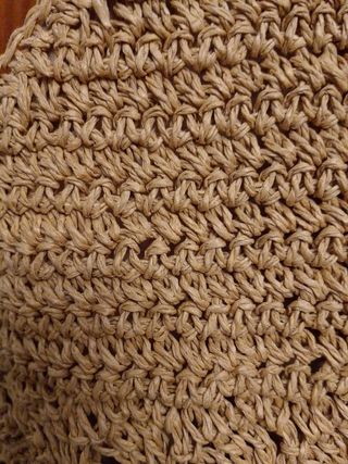 Bolso de crochet marrón claro con abalorios