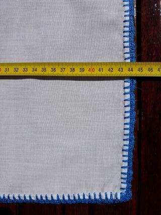 2 servilletas blancas con borde azul