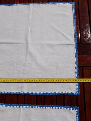 2 servilletas blancas con borde azul