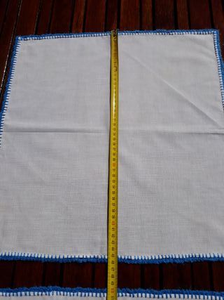 2 servilletas blancas con borde azul