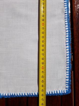2 servilletas blancas con borde azul