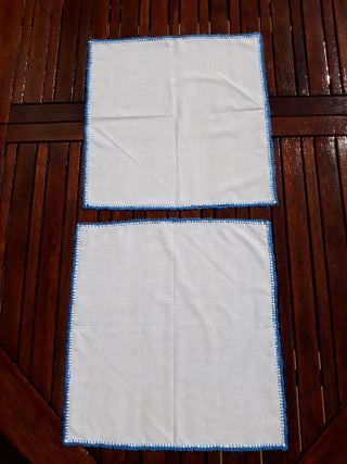 2 servilletas blancas con borde azul