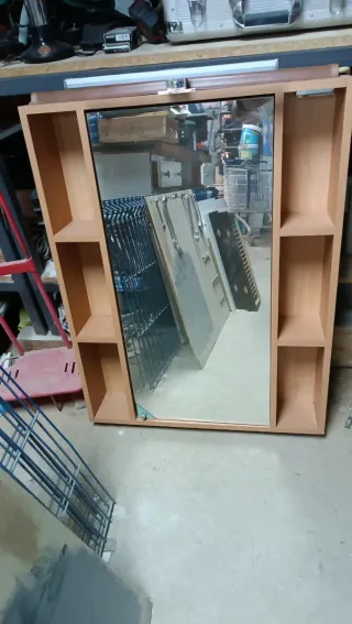 Espejo con estantería de madera para baño