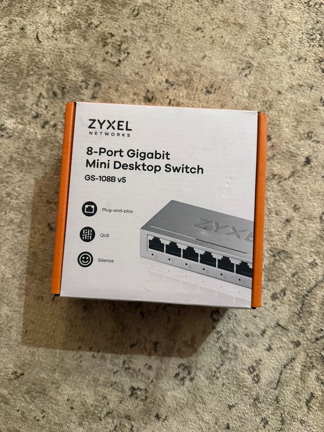 Zyxel 8-Port Gigabit Mini Desktop 
lote de 11