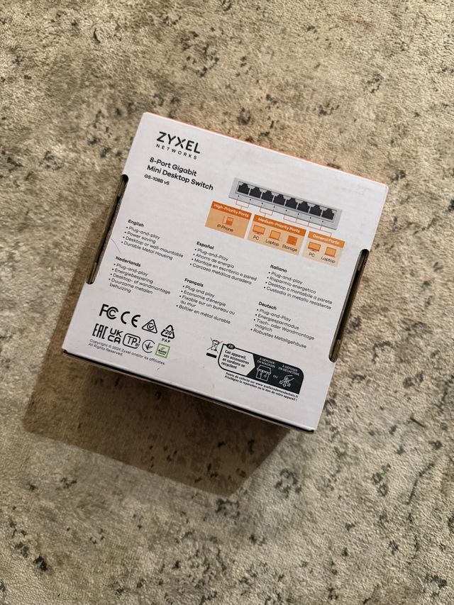 Zyxel 8-Port Gigabit Mini Desktop 
lote de 11