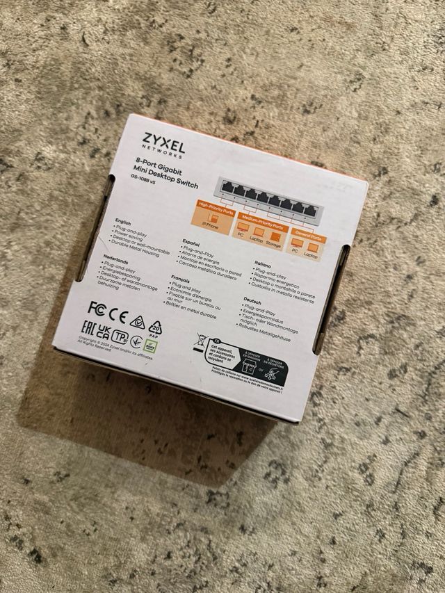 Zyxel 8-Port Gigabit Mini Desktop 
lote de 11