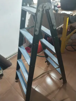 Escalera de madera azul