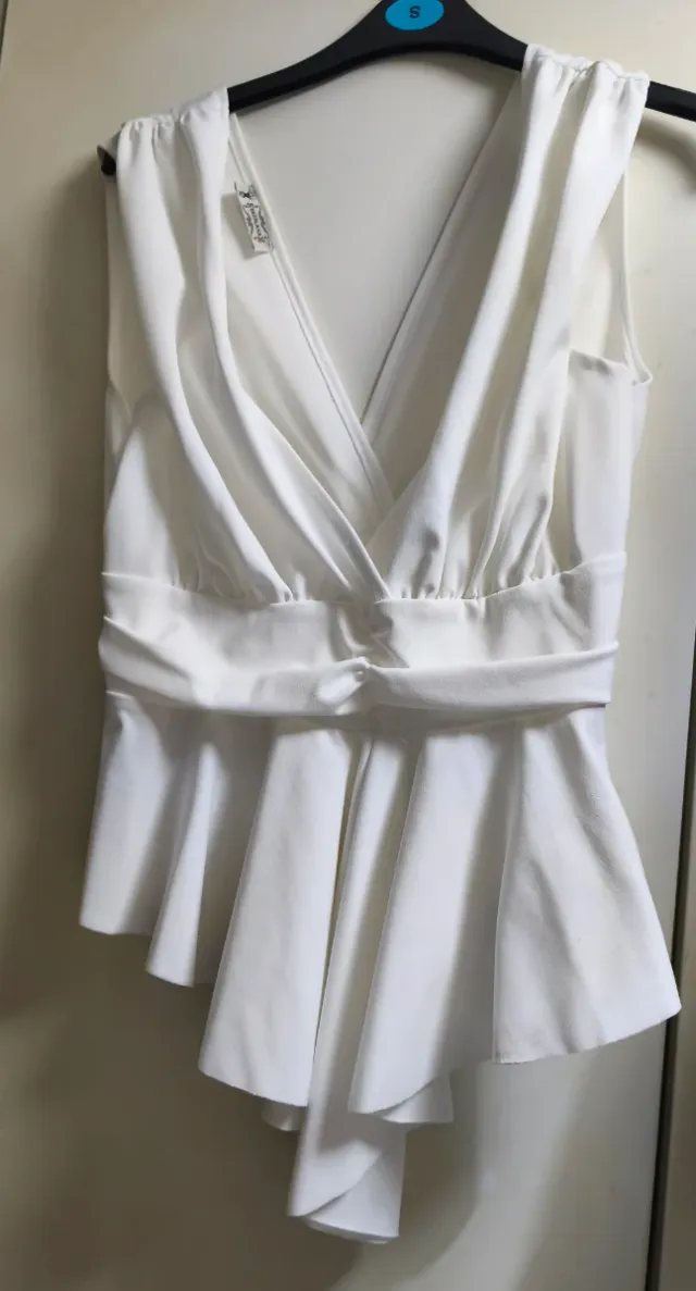 Blusa blanca escote pico