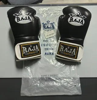 Guantes de Boxeo RAJA Cuero Negros y Dorados 