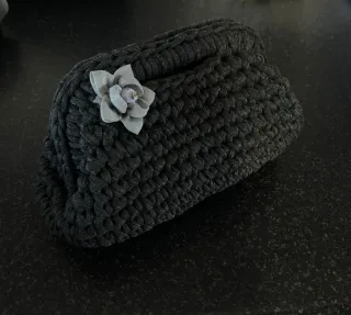 Pochette uncinetto grigia con fiore