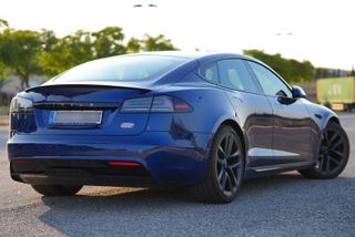 Tesla Model S Plaid 2024 con asientos deportivos