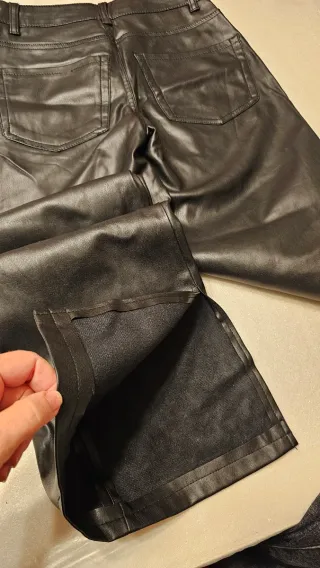 Pantalón efecto cuero Bershka negro