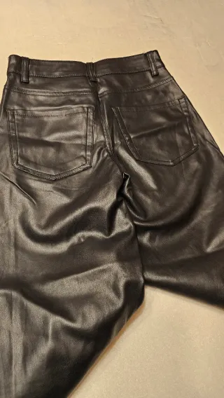 Pantalón efecto cuero Bershka negro