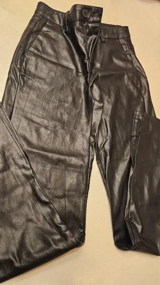 Pantalón efecto cuero Bershka negro