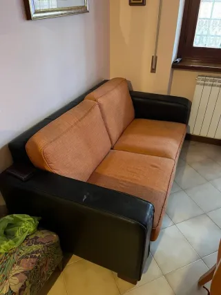 REGALO Divano 2 posti tessuto e pelle.