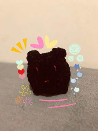 Amigurumi negro con detalles rosa