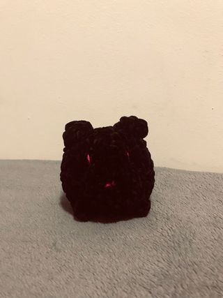 Amigurumi negro con detalles rosa