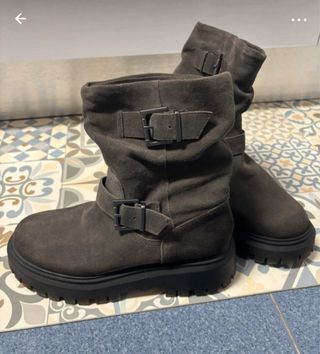 Botines grises con hebillas