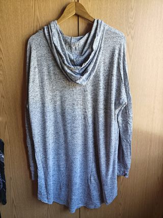 Camisa de dormir cinza e branca