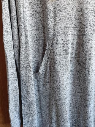 Camisa de dormir cinza e branca