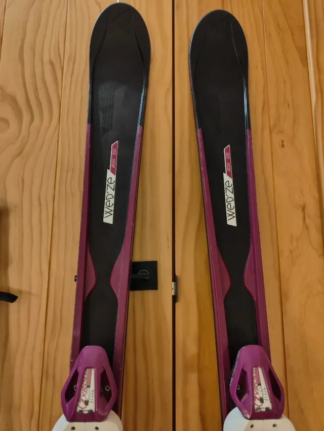 Esquís, bastones y botas de esquiar