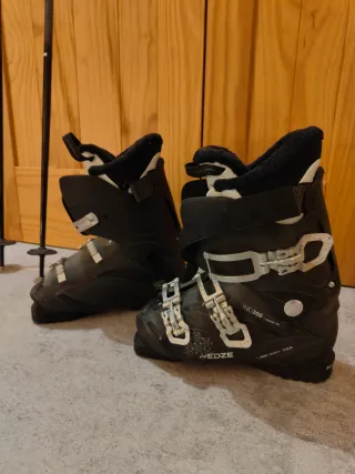 Esquís, bastones y botas de esquiar