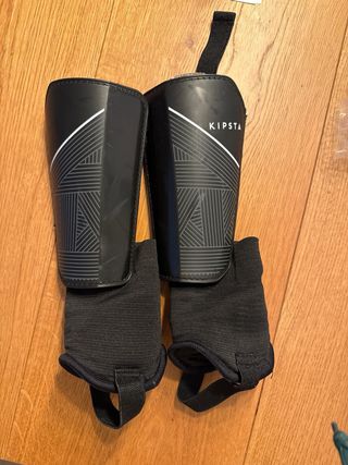 Botas de fútbol negras niño + espinilleras