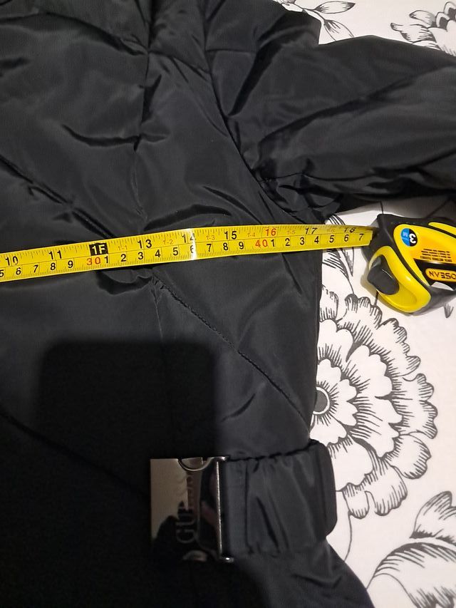 Chaqueta Guess acolchada con capucha