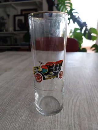 Juego de 4 vasos con coches antiguos